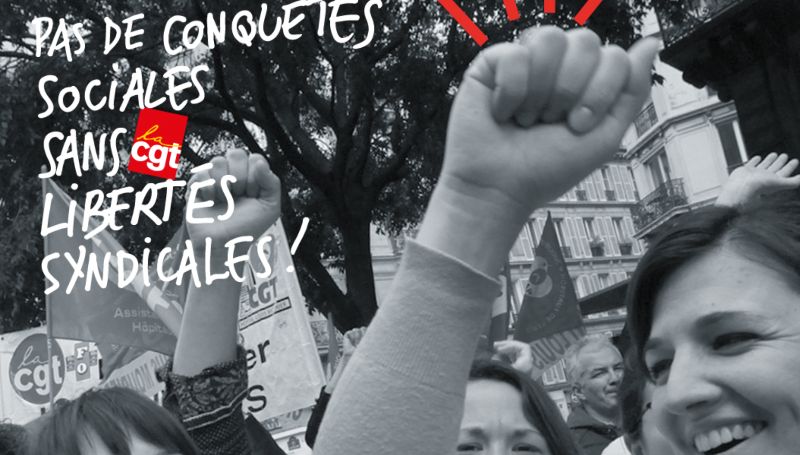 Manifestant.es poings levés pour dénoncer la répression syndicale.