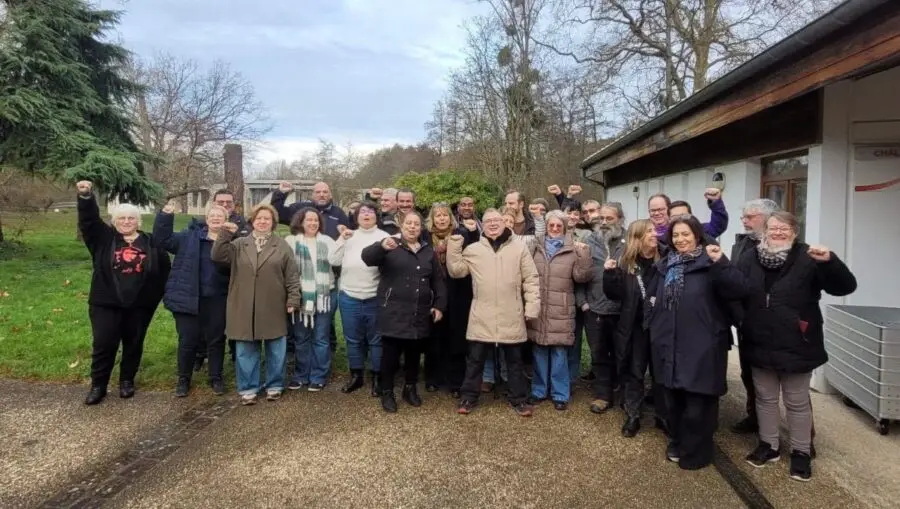 Photo de groupe en extérieur de la commission exécutive de l'Union départementale CGT des Hauts de Seine.