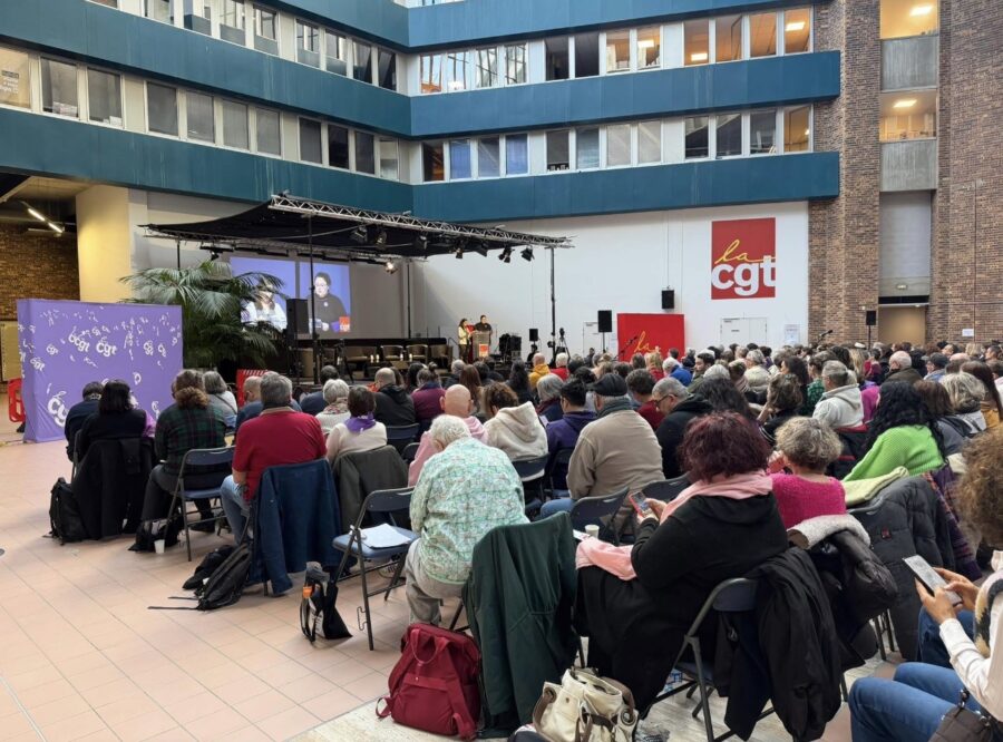 Photo de l'assemblée réunie devant la tribune où les différentes interventions et tables rondes ont eu lieu.