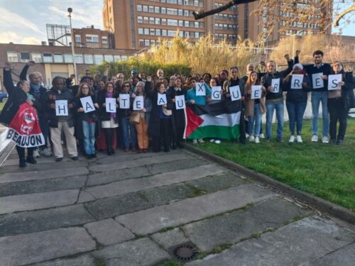 Camarades de Beaujon qui brandissent des lettres pour former le message Halte aux guerres avec le drapeau Palestinien