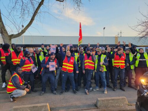 Groupe de salariés en chasubles rouges en gréve