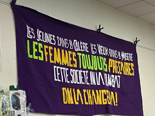 Banderole violette avec slogan sur les femmes précaires