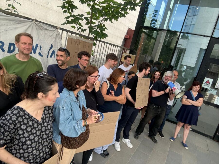 Image du rassemblement lors de la grève du 15 juin, devant le lycée Prévert des pancartes et mégaphone
